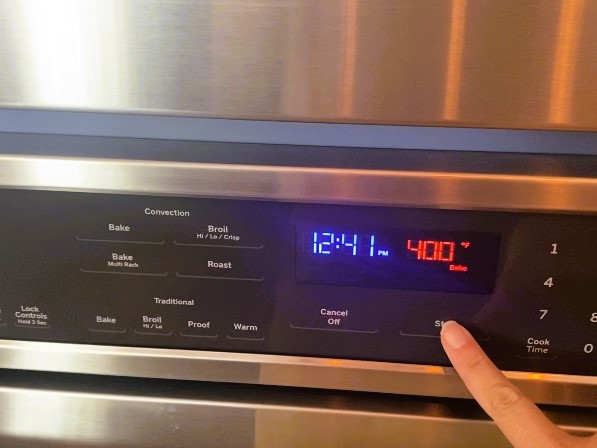 setting an oven to 400 degrees